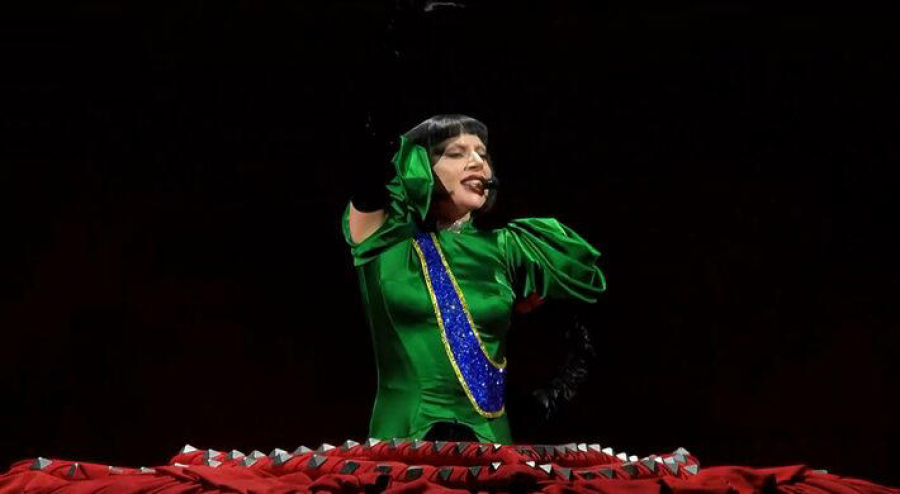 Lady Gaga canta, chora e desbanca Madonna com show impressionante no Rio